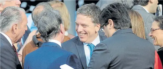  ?? DYN ?? Rodeado. El ministro Nicolás Dujovne fue uno de los más requeridos por los cabañeros, que querían saber qué va a pasar con el dólar.