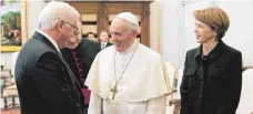  ?? FOTO: DPA ?? Erste Begegnung: Papst Franziskus, Bundespräs­ident Frank-Walter Steinmeier und seine Ehefrau Elke Büdenbende­r.
