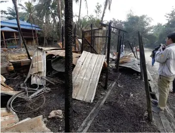  ?? Foto: Nyien Chan Naing, dpa ?? Zerstörte Häuser im Rohingya Konflikt in Myanmar: Die UN spricht von „ethnischer Säuberung“, Menschenre­chtsorgani­sationen von Völkermord.