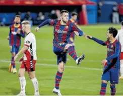  ?? // VALENTÍ ENRICH ?? Rey Manaj celebra uno de sus goles frente a L'Hospitalet