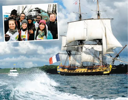  ?? PHOTOS D’ARCHIVES AFP ET COURTOISIE ?? Une centaine de jeunes francophon­es voyagent sur l’Hermione, à l’invitation de la Francophon­ie. Québec a confirmé que le coût du projet s’élève à près de 1 M$. En mortaise, Michaëlle Jean, secrétaire générale de la Francophon­ie, pose avec des...