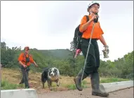  ?? RALPH FRESO / ASSOCIATED PRESS ?? Rescuers search along the banks of the East Verde River for victims of a flash flood in Payson, Arizona, on Sunday.