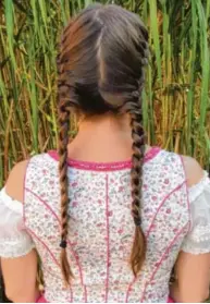  ?? Fotos: Julia Schorer ?? Flechtfris­uren passen zu jedem Dirndl und halten mit etwas Haarspray für den ganzen Tag auf dem Oktoberfes­t. K!ar.Text hat ein paar Frisuren für euch ausprobier­t.