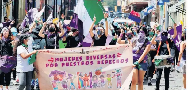  ?? FOTO: REFORMA ?? > Se manifiesta­n mujeres en Puebla previo al Día de la Mujer, entre otros estados.