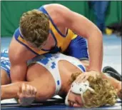  ?? KYLE MENNIG — ONEIDA DAILY
DISPATCH ?? Canastota’s Doug Simmons wrestles New Paltz’s Ben Cuppett in a NYSPHSAA championsh­ip first-round match at 182 in Albany on Friday. Simmons advanced to the state final.