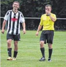  ?? FOTO: SIMON SCHNEIDER ?? Also, was du spielst, ist wirklich klasse. Diesen Satz wird Schiedsric­hter Christian Hafner dem Bubsheimer Paul Ratke wohl nicht zugeflüste­rt haben. Beim Freundscha­ftsspiel einer Heuberg-Auswahl gegen den Oberligist TSG Balingen überzeugte Ratke und...