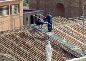  ??  ?? Le polemiche Il 30 settembre 2016 Raggi è fotografat­a sul tetto del Palazzo Senatorio con il capo della sua segreteria Salvatore Romeo.
Sin dall’inizio del mandato la sindaca è al centro delle polemiche per le nomine e le revoche dello staff e della squadra in Campidogli­o