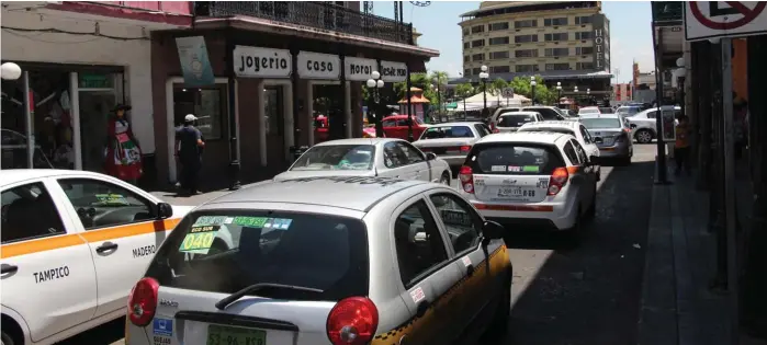  ?? YAZMÍN SÁNCHEZ ?? Las distintas rutas de transporte saturan las arterias del primer cuadro.