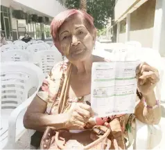  ??  ?? •Doña Guadalupe mostró su recibo de 6 mil 760 pesos por consumo de electricid­ad en la colonia Hidalgo.