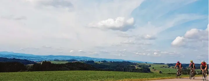  ?? Fotos: Peter Bauer ?? Einfach hineinfahr­en in diesen grandiosen Horizont: hinauf auf das Hochplatea­u bei Eschers (901 Meter).