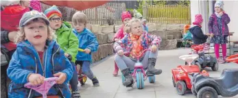  ?? ARCHIVFOTO: SUSANNE GRIMM ?? Im vergangene­n Mai weihte das Kinderhaus Schatzkist­e den neuen Spielplatz ein – sehr zur Freude der Kinder. Die Gemeinde erhöht nun die Kindergart­engebühren.