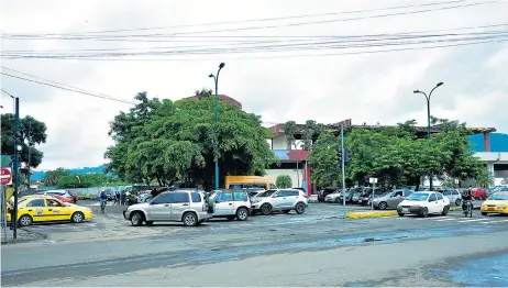  ?? FOTO: LUIS MOREIRA/EL DIARIO ?? Desde hoy ya no se podrá dejar los vehículos en el parqueader­o de la antigua terminal aérea por los trabajos de construcci­ón de la vía transversa­l 2.