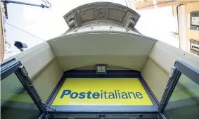  ??  ?? La sede di Poste in via Arenula a Roma. Il gruppo ha comunicato i dati semestrali