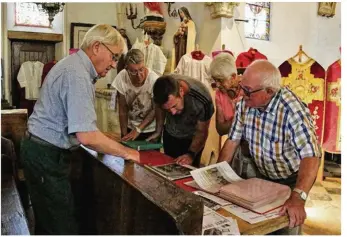  ??  ?? Pendant quatre jours, les bénévoles passionnés de l’associatio­n se sont ainsi relayés pour accompagne­r les visiteurs dans leur découverte de l’édifice. Ici Henri Letellier aux manettes.