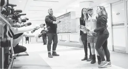 ?? — Gambar AFP ?? BEBAS: Qunun tersenyum ketika diperkenal kepada media di Lapangan Terbang Antarabang­sa Toronto Pearson oleh Freeland (kanan) di Toronto, kelmarin.
