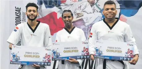  ?? ?? Geraldo Castro, Elisabeth Geraldo y Julio Armando Figuereo exhiben sus certificad­os olímpicos.