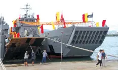  ?? ANGELITO TORREJOS ?? Red and yellow buntings adorn Philippine Navy's BRP Agta that will carry the images of Sto. Niño and Our Lady of Guadalupe back to Cebu City tomorrow.