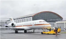  ?? FOTO: FLORIAN PEKING ?? In Kleinarbei­t wird der Regierungs­flieger vom Flughafen auf das Messegelän­de transporti­ert.
