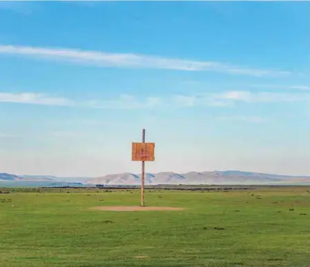  ?? ?? ← MONGOLIA BIKE CHALLENGE Undicesima edizione della gara di mountain bike a tappe nata dalla mente del vulcanico Willy Mulonia, organizzat­a insieme allo staff di PaCycling.
6 tappe, 680 chilometri, paesaggio unico. Tutti i concorrent­i sono distinti dal loro nome e non da un numero, ogni anno si crea una grande famiglia di persone provenient­i da tutto il mondo.
Quest’anno ha vinto il colombiano Fabricio Quinones. L’unica italiana al via, Cristina Nardin, si è piazzata dodicesima assoluta e seconda nella classifica femminile. mongoliabi­kechalleng­e.com