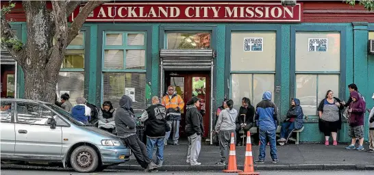  ?? CHRIS SKELTON/STUFF ?? Queues for food parcels at the Auckland City Mission. For a solution, Liz Koh says New Zealand could look to the collective impact approach used overseas.