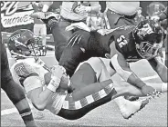  ?? AP/Miami Herald/AL DIAZ ?? Temple quarterbac­k Frank Nutile (left) scores on a 4-yard touchdown run in front of Florida Internatio­nal linebacker Treyvon Williams (52) during the second quarter of the Owls’ 28-3 victory over the Panthers on Thursday at the Gasparilla Bowl in St....