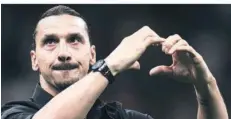  ?? FOTO: CAMPOX/IMAGO IMAGES ?? Mit feuchten Augen bestritt Zlatan Ibrahimovi­c in Mailand seine vorerst letzte große Show. Hier formt er mit seinen Händen ein Herz.