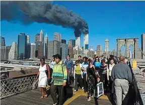  ??  ?? Vue des deux tours du World Trade Center avant qu’elles s’écroulent. H. Ray Abrams / AFP