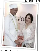  ?? IMAM HUSEIN/ JAWA POS ?? SAH: Randi Bachtiar dan Tasya menemui awak media setelah melangsung­kan akad nikah di Hotel The Ritz-Carlton, Mega Kuningan, kemarin (5/8).