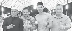  ??  ?? KAPITAN Peter Ma (kanan) bersama Rayzam, Nazri dan Wan Sufian.