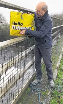  ??  ?? More bags of food are lowered to drivers on the M20