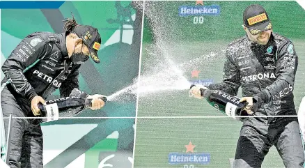  ?? / FOTO: AFP ?? Los pilotos de Mercedes, Lewis Hamilton (izq.) y Valtteri Bottas (der.) celebran el 1-3 en el podio.