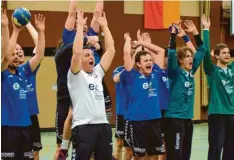  ?? Foto: Tina Sailer ?? Da kommt Freude auf: Die Handball-Herren des BHC Königsbrun­n bleiben nach dem Sieg gegen Friedberg an der Tabellensp­itze der Bezirkslig­a.