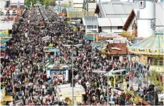  ?? Foto: Andreas Gebert, dpa ?? Fast 100 000 Gäste mehr als im Vorjahr kamen zum ersten Wiesn Wochenende auf die Münchner Theresienw­iese.