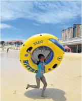  ?? Picture: EUGENE COETZEE ?? SUMMER TIME: Schaudervi­lle’s Shandler Claasen, 9, makes his way to the water to cool down at Humewood Beach