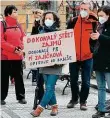  ?? Foto: J. Stadler, MAFRA ?? „Starostka je ve střetu“Proti Zajíčkové demonstrov­ali lidé v Košířích v dubnu.