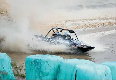  ?? PHOTOS: SIMON O’CONNOR/STUFF ?? The Eagle Automotive boat, driven by Neil Marshall and navigated by Haley Bruning, hits a corner at speed.