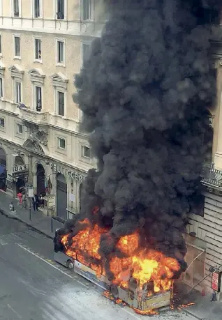  ??  ?? Via del Tritone Il bus che prese fuoco lo scorso 8 maggio