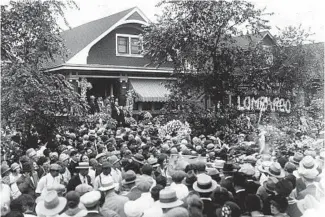  ?? CHICAGO TRIBUNE HISTORICAL PHOTO ?? Onlookers and mourners crowd the Cicero home of Lombardo during his funeral service Sept. 11, 1928.