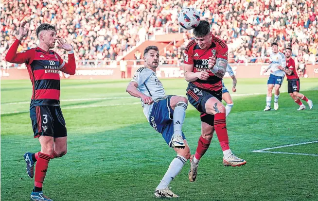  ?? CARLOS GIL/PRENSA2 ?? Bakis pugna por un balón, sin opción alguna, ante Barcia y Barbu en una jugada de la primera parte.