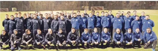  ?? RP-FOTO: GEORG SALZBURG ?? Großes Augenmerk wird beim TSV Urdenbach auf den Fußball gelegt. Der Verein hat 27 Mannschaft­en. Auf dem Foto sind ein A-Jugend- und zwei Seniorente­ams.