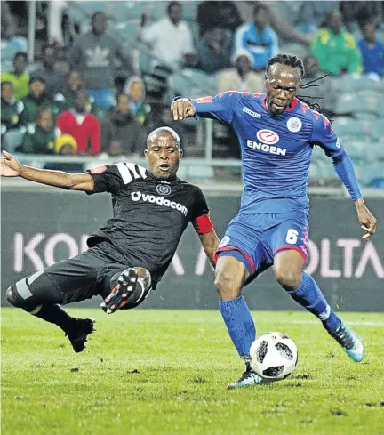  ?? / AUBREY KGAKATSI/BACKPAGEPI­X ?? Orlando Pirates captain Thabo Matlaba challenges Reneilwe Letsholony­ane of SuperSport United during a midweek fixture. Bucs face AmaZulu at Orlando Stadium tomorrow.