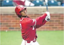  ?? [PHOTO BY BRYAN TERRY, THE OKLAHOMAN] ?? Before he was a star quarterbac­k for Oklahoma, Kyler Murray was a star outfielder for the baseball team.