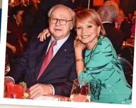  ??  ?? SEIT 50 JAHREN FREUNDE Uschi Glas mit Hubert Burda 2016 bei der Geburtstag­sfeier von Helmut Markwort