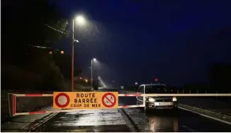  ??  ?? La route du bord de mer était toujours fermée hier soir et pour une durée indétermin­ée a indiqué le Départemen­t. (Photo Sébastien Botella)