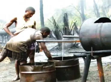  ??  ?? Youths involved in illegal refining burning crude