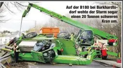  ??  ?? Auf der B180 bei Burkhardts­dorf wehte der Sturm sogar einen 20 Tonnen schweren
Kran um.