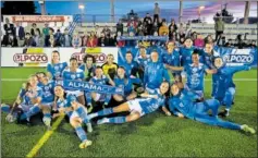  ?? ?? Las futbolista­s del Alhama celebran el pase con su afición.