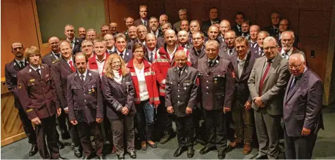  ?? Foto: Jürgen Bigelmayr/Landratsam­t Neu Ulm ?? Geehrte und Ehrende: Für 25 oder 40 Jahre aktiven Dienst bei der Feuerwehr beziehungs­weise beim Roten Kreuz wurden 40 einheimisc­he Einsatzkrä­fte im Landratsam­t Neu