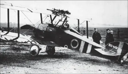  ?? COLIN OWERS ?? Sopwith “Comic”, un “Camel” modifié pour la chasse nocturne. Ses mitrailleu­ses Vickers de capot ont été supprimées au profit de deux Lewis fixées sur l’aile ; le poste de pilotage a été reculé. Cet appareil appartient au Sqn 44 de Home Defense.