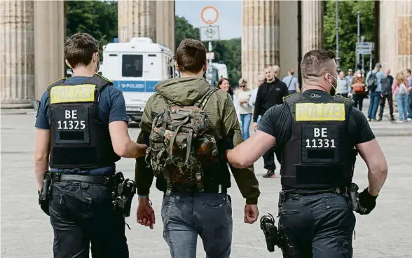  ?? PAUL ZINKEN / AFP ?? Un detingut ahir a la porta de Brandenbur­g, a Berlín